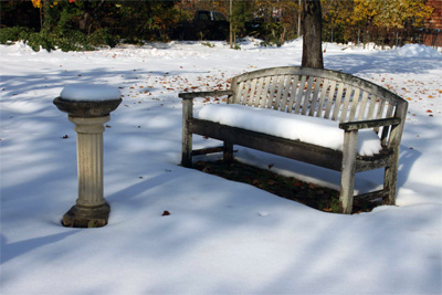 雪の中のベンチ